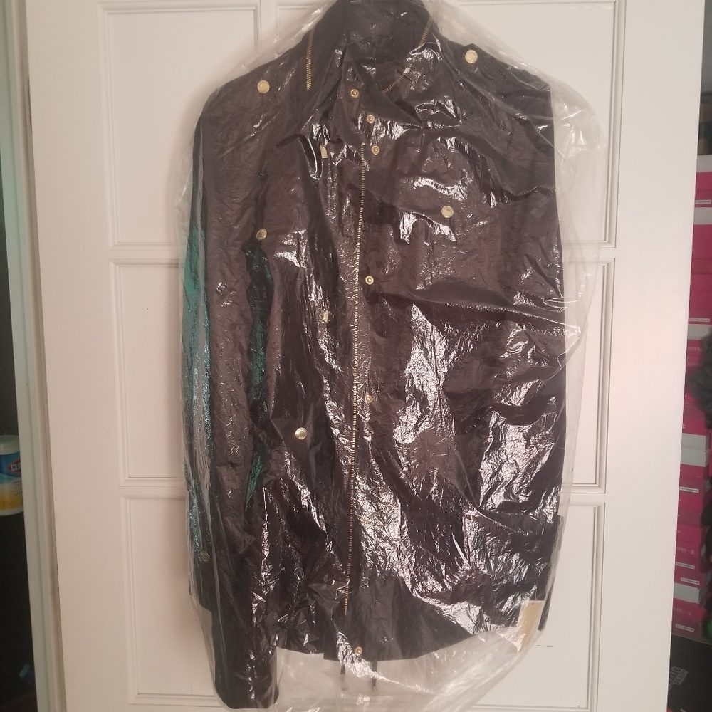 Elegant black Coat by Michael Kors. Ideal for any occasion.